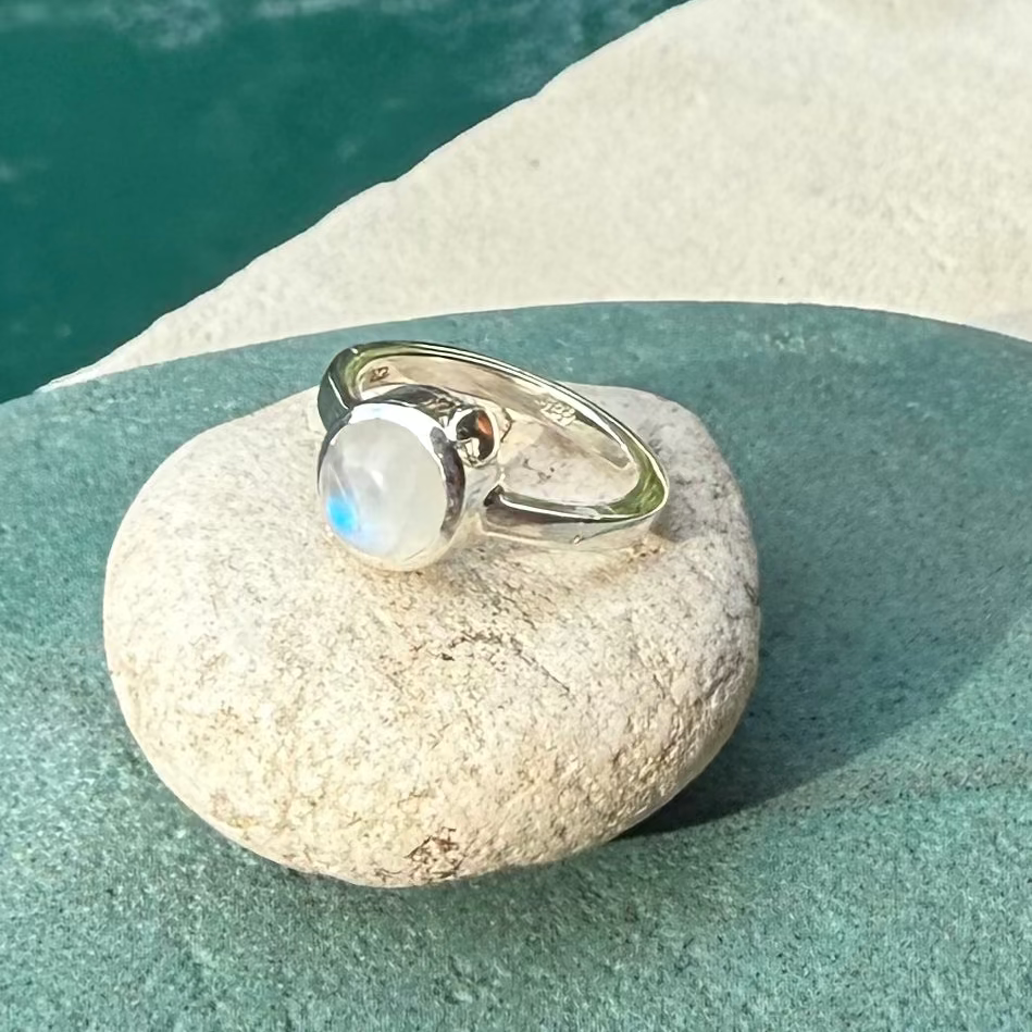 Heart ring - With Rainbow Moonstone